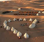 Un bivouac dans le Sahara c’est une soirée autour du feu après le coucher du soleil, c’est le repas ...